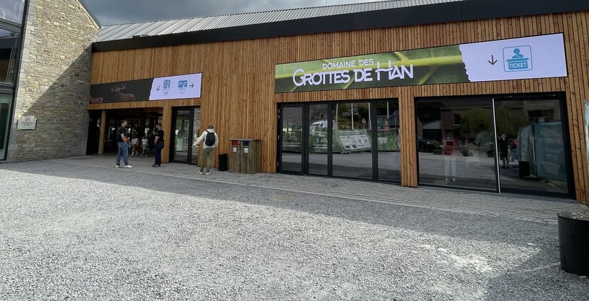 Case Study : Écrans LED Extérieurs P3.9mm & Totems P2.9mm pour le Domaine des Grottes de Han (Fourniture Intégrateur)