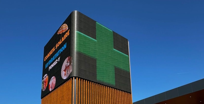 Case Study : 4 dispositifs LED sur mesure pour Pure Pharma 78 à Versailles