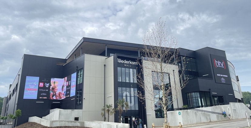 Du chantier à la lumière : comment HTV révolutionne l'affichage LED extérieur au Niederkorn Mall